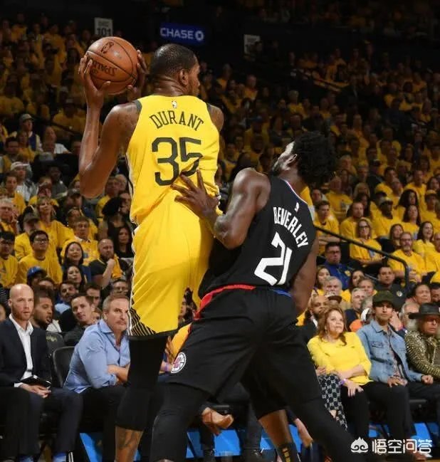 勇士被31分逆转，6犯离场杜兰特在场下一脸迷茫，今夏成为自由球员的他会加盟快船吗？
