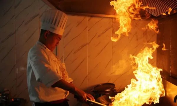 一些外国人观察到的细节：为什么中国人的烹饪火焰那么高？