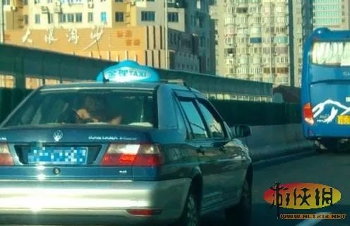 出租车内车震司机旁观全过程 盘点娱乐圈车震门