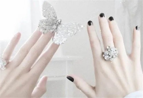订婚戒指什么时候戴比较好 如何正确的佩戴订婚戒指