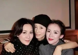 刘嘉玲和章子怡合照，两人合照，谁的气质略胜一筹？