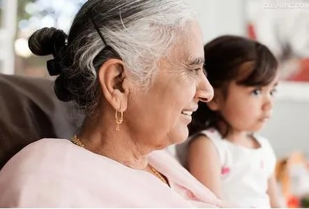 为什么孙女为奶奶拍写真？