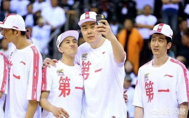 韩德君每场比赛都给观众鞠躬，夺冠后帮母亲下田种菜，你怎么看？