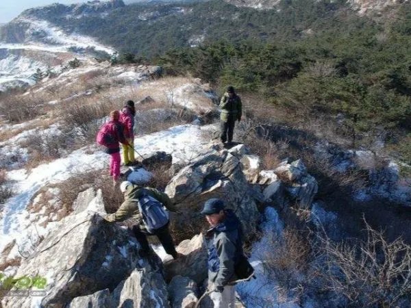 河南嵩山两名5旬游客雨后坠崖，阴雨天气攀爬大山要做好哪些防范措施？