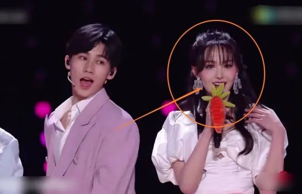 郑爽和时代少年团同台，没有精修的镜头下，腿型认真的吗？