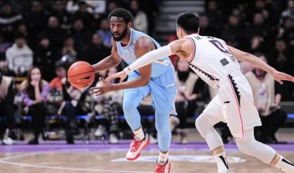 伊恩-克拉克什么时候回新疆