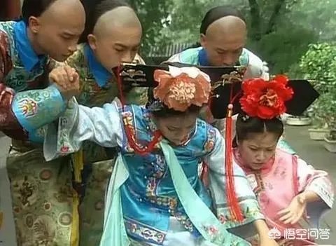 《还珠格格》的尔泰喜欢小燕子吗？