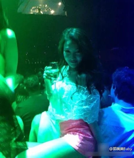 郭美美炫富举办奢华派对庆祝生日 她干爹来了吗？
