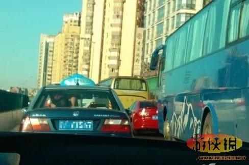 出租车内车震司机旁观全过程 盘点娱乐圈车震门