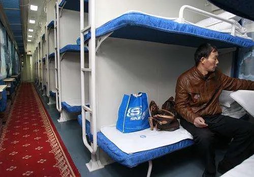 女子霸座掏出六张车票，你坐火车还经历过哪些奇葩的事情？