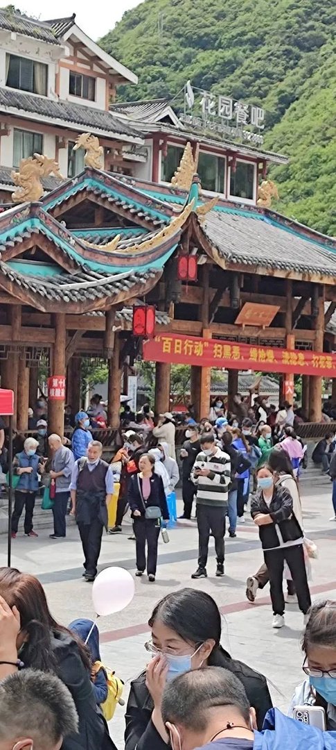 泸定地震山体塌方致2伤 房屋坍塌有人被压