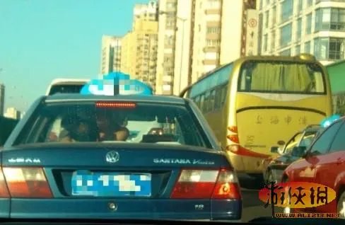 出租车内车震司机旁观全过程 盘点娱乐圈车震门