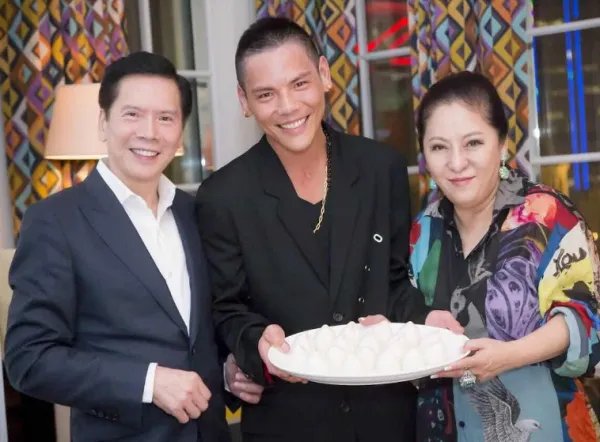 向华强让成龙下跪是真的吗