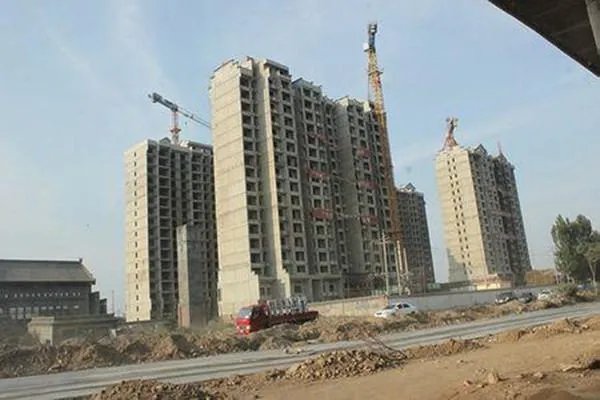 昆明业主住烂尾楼雨水洗脸，期房政策真的合理吗？