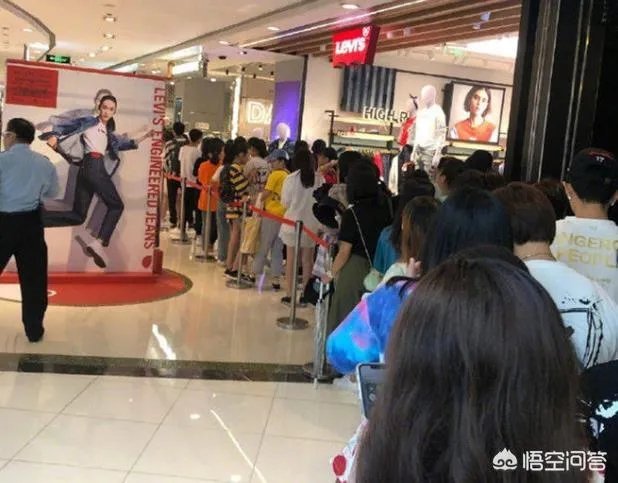 歌手薛之谦服装店开业，一小时店铺被粉丝买空，明星赚钱为什么这么容易？