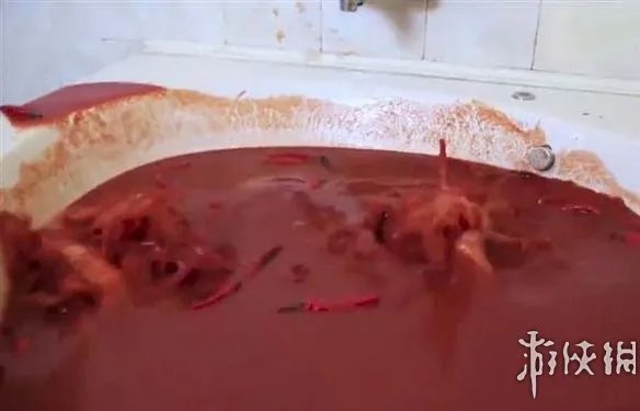 这酸爽简直要上天啊！国外小伙用1250瓶辣椒酱泡澡