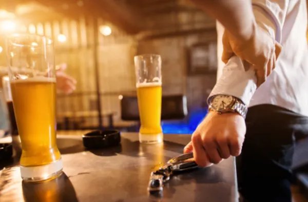 重庆男子和朋友喝酒后坠楼身亡，家属起诉同饮者获赔17万，这是为何？