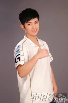 《英雄联盟LOL》国服第一滑板鞋介绍