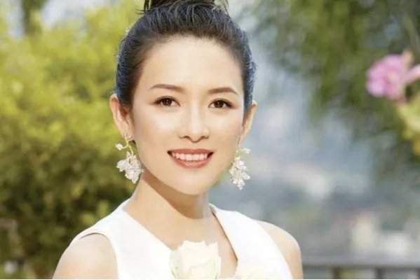 刘嘉玲和章子怡合照，两人合照，谁的气质略胜一筹？