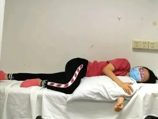广州18岁的少女睡姿不对致脊柱弯曲,不同睡姿对身体有什么危害?