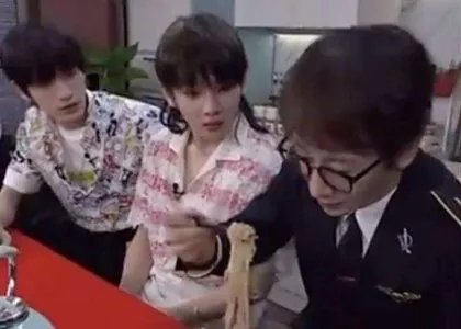 刘谦把碎纸条变成面条吃了，现场的人是什么反应？