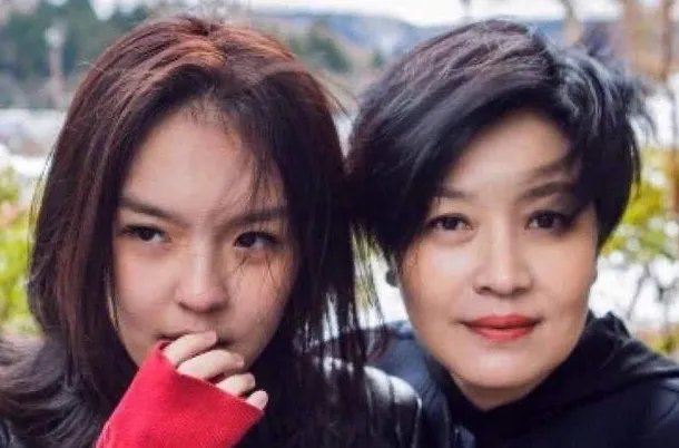 “太成熟了”，李咏女儿晒近照后为何被这样说？