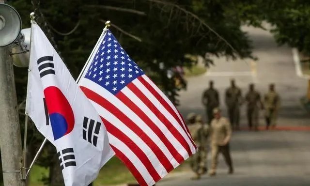 特朗普最后的退让,韩国保护费降到13亿美元,文在寅坚决说不刚到底,对此你怎么看?