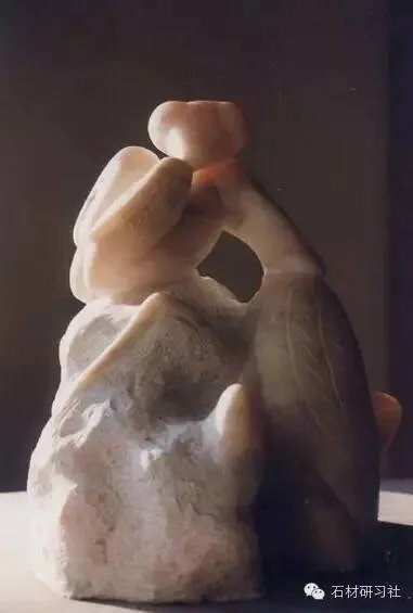 用大理石雕塑固定小动物精彩瞬间