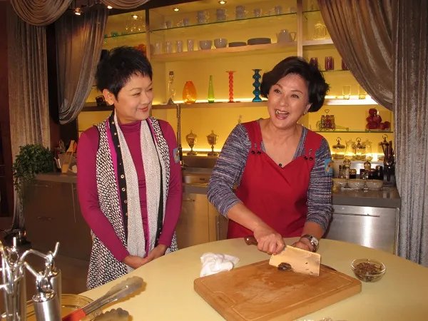 黄淑仪老公徐景清是脑科医生 携子做圣诞大餐