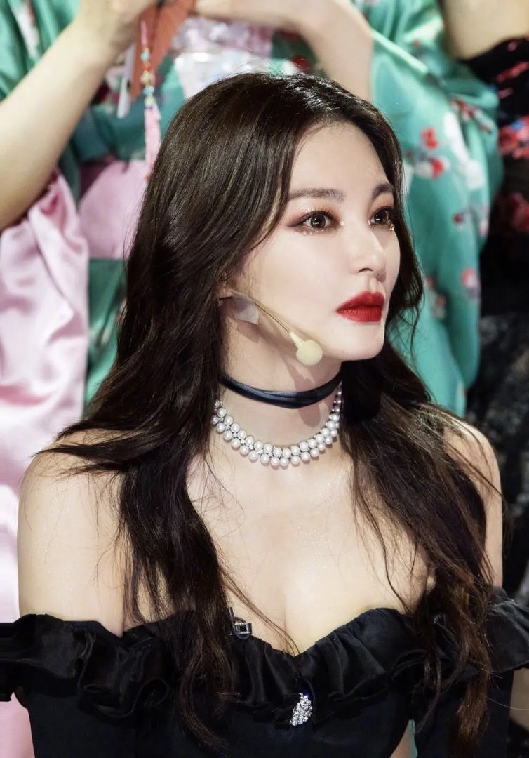 你怎么看张雨绮光脚跳屋顶着火展现的火辣身材呢？