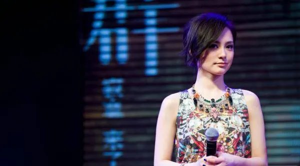 离婚后的阿娇状态曝光，身材发福胖出双下巴，一点也没明星架子，你咋看？