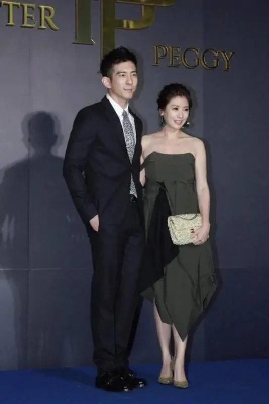 简约款礼裙被气质女神贾静雯穿出了什么感觉？