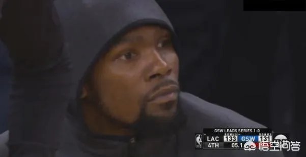 勇士被31分逆转，6犯离场杜兰特在场下一脸迷茫，今夏成为自由球员的他会加盟快船吗？