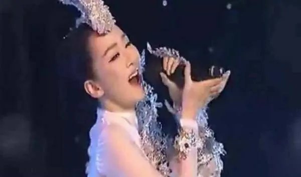 人家是公司要求假唱，她不服故意把麦拿反来对抗，自己有真本事，