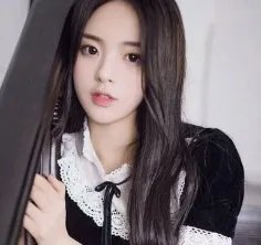 杨超越唱歌被戴干扰耳机，一秒忘歌词还跑调，她的业务水平怎么样？