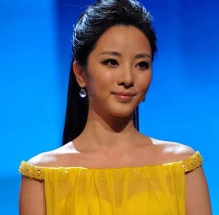 主持人李思思的年龄曝光 曾是《挑战主持人》首位八期女擂主