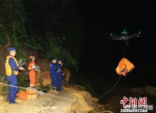 十堰：三人遭洪水围困，无人机辅助救援, 你怎么看？