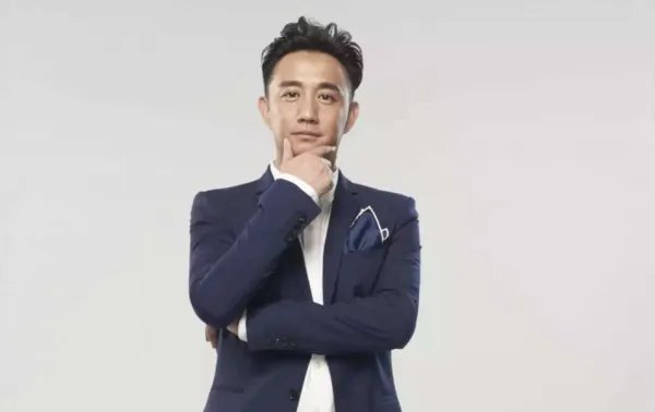 黄磊直言后悔生下三胎儿子，46岁的巨大年龄差引发怎样的共鸣？