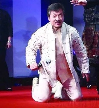 向华强让成龙下跪是真的吗