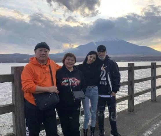 潘玮柏晒妻子照片官宣结婚，他妻子是什么身份？