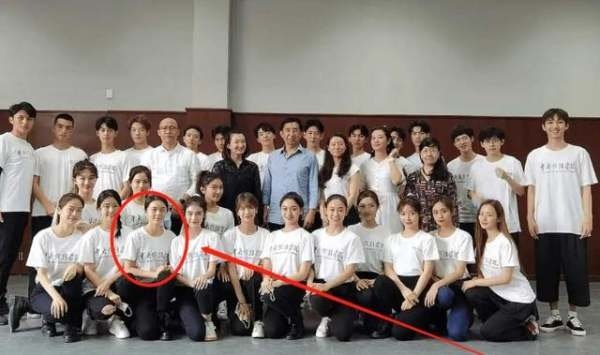 同为新生，张子枫赵今麦同学合影差距大，为什么一个不起眼一个鹤立鸡群？