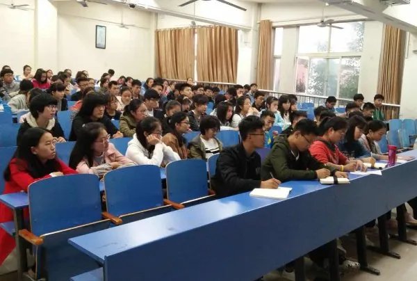 北大考古女生谈到父母的时候哽咽,到底怎样的教育才能培养出这样的孩子?