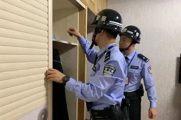 丈夫回应持刀质问躲衣柜男子一事，事情的真相究竟是什么？