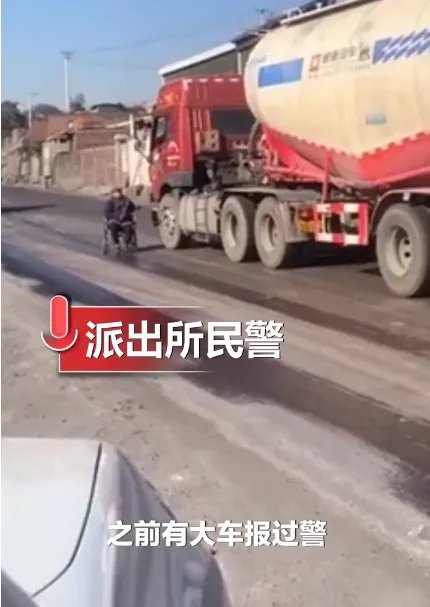 老人坐轮椅马路上拦货车要钱 当地工作人员:没法处理