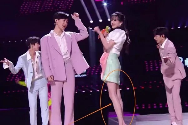 郑爽和时代少年团同台，没有精修的镜头下，腿型认真的吗？