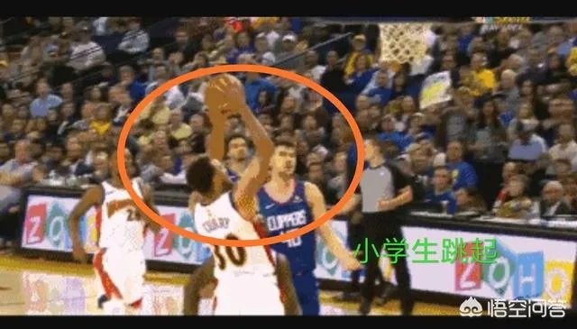 扣篮真的难，库里暴扣被吹无效，记者调侃：在裁判那库里扣篮永不会发生，你怎么看？