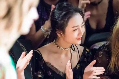 王鸥现身长沙机场，提名牌购物袋神色匆匆，38岁的她在未来的发展如何？