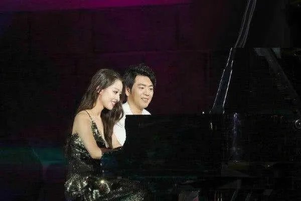 朗朗因没帮老婆拿行李被网友吐槽，一个完美老公应该做到什么？