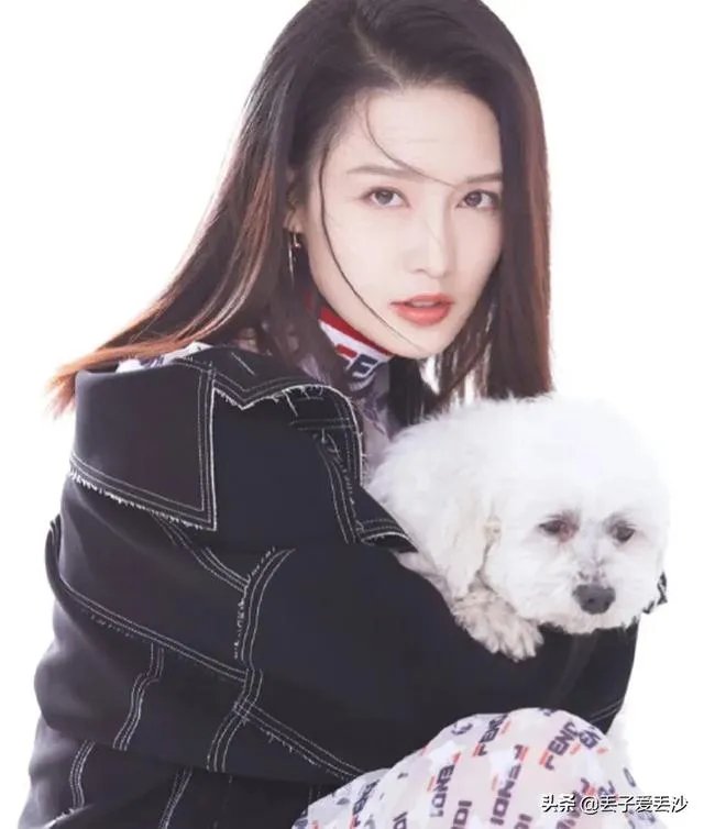 李沁获奖反被网友安慰？首届影帝是吴亦凡，金鹤奖有含金量吗？