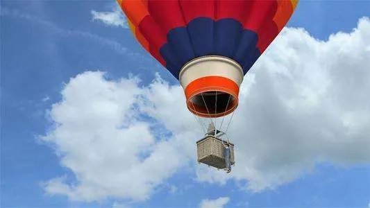 一大学生在热气球上坠亡，致其坠落的原因是什么？